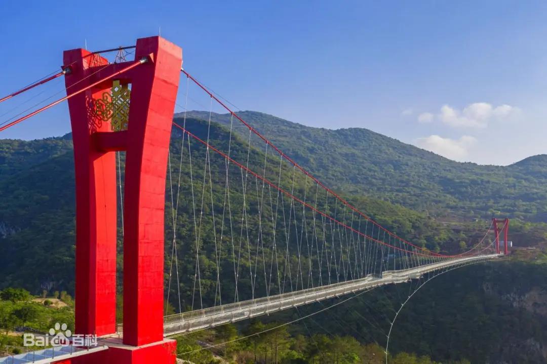 【 亚洲第一品牌威尼斯澳门人工程案列】世界“最长玻璃桥”湟川三峡擎天玻璃桥